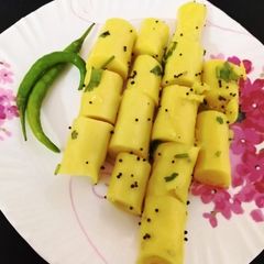 A picture of Khandvi.