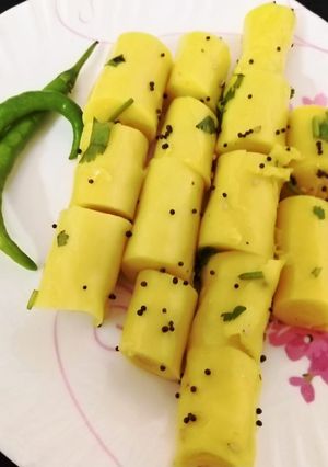 A picture of Khandvi.