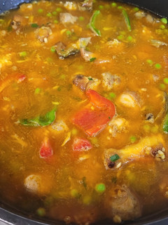 Una foto de Paella de pollo, conejo, butifarra y verduras