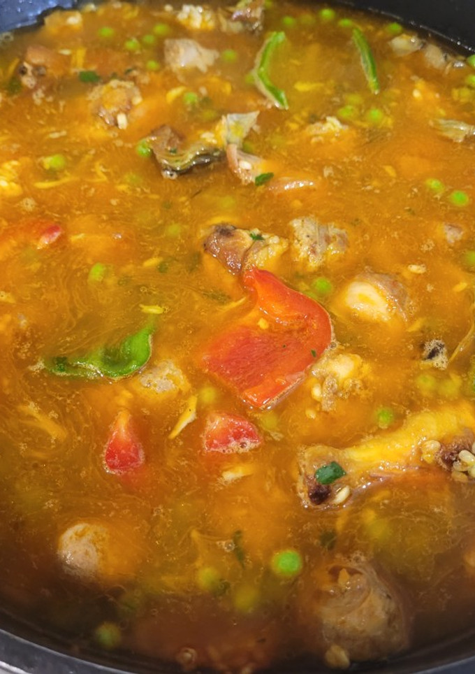 Una foto de Paella de pollo, conejo, butifarra y verduras