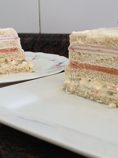 Una foto de Pastel frío con pan de molde