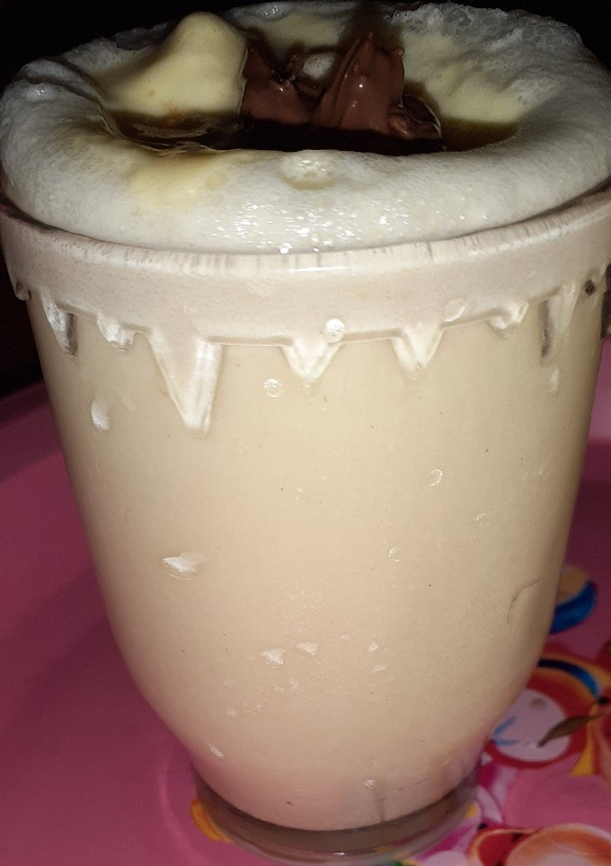 பட்டர் ஸ்காட்ச் மில்க் ஷேக் (Butterscotch Milkshake recipe in tamil) செய்முறை முக்கிய புகைப்படம்
