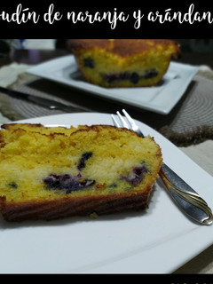 Una foto de Budín de naranja y arándanos
