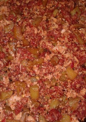 Una foto de Longaniza con papas fritas y huevo a la Mario, s