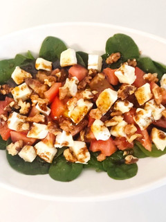 Una foto de Ensalada de Espinacas, tomates, queso brie y nueces