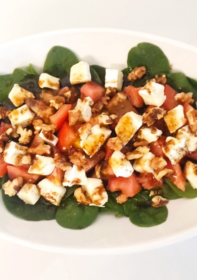 Una foto de Ensalada de Espinacas, tomates, queso brie y nueces
