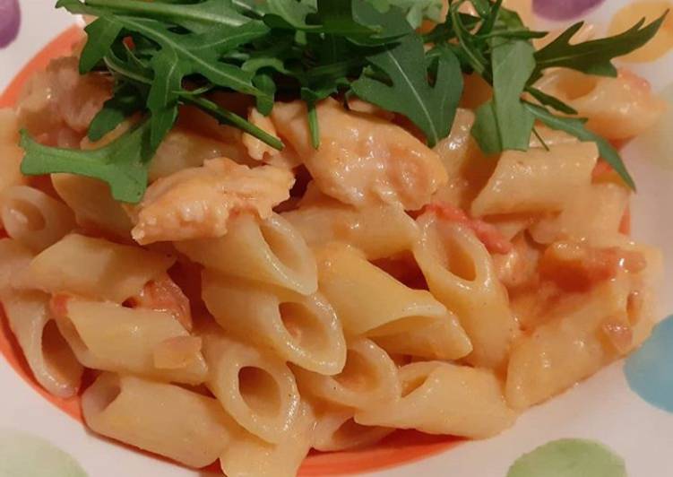 Mezze penne rosa con salmone e rucola