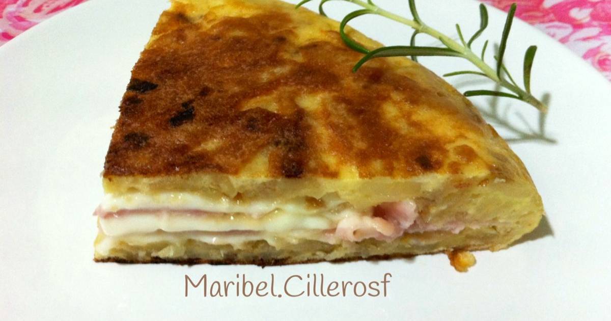 Tortilla de patatas rellena de jamón cocido y queso Receta de Maribel