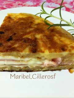 Una foto de Tortilla de patatas, rellena de jamón cocido y queso