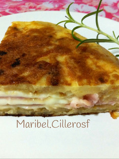 Una foto de Tortilla de patatas, rellena de jamón cocido y queso