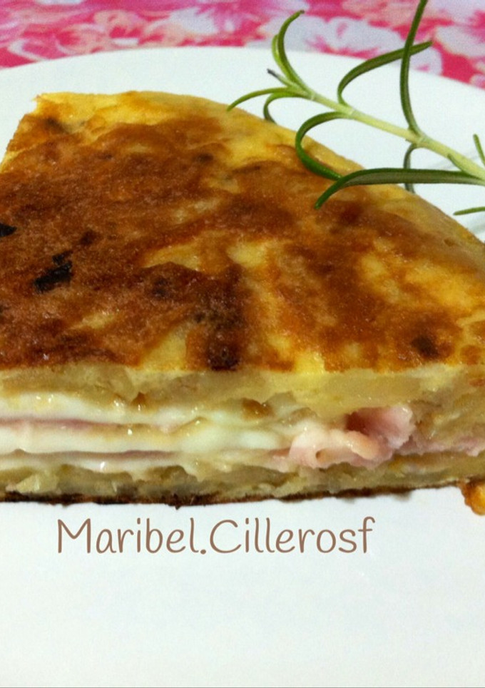 Una foto de Tortilla de patatas, rellena de jamón cocido y queso
