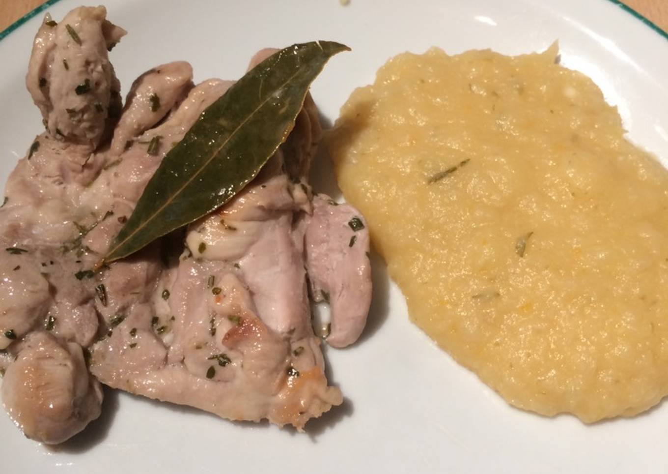 Churrasquito de pollo con romero y laurel con guarnición de puré de repollo