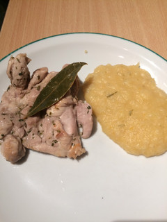 Una foto de Churrasquito de pollo con romero y laurel con guarnición de puré de repollo