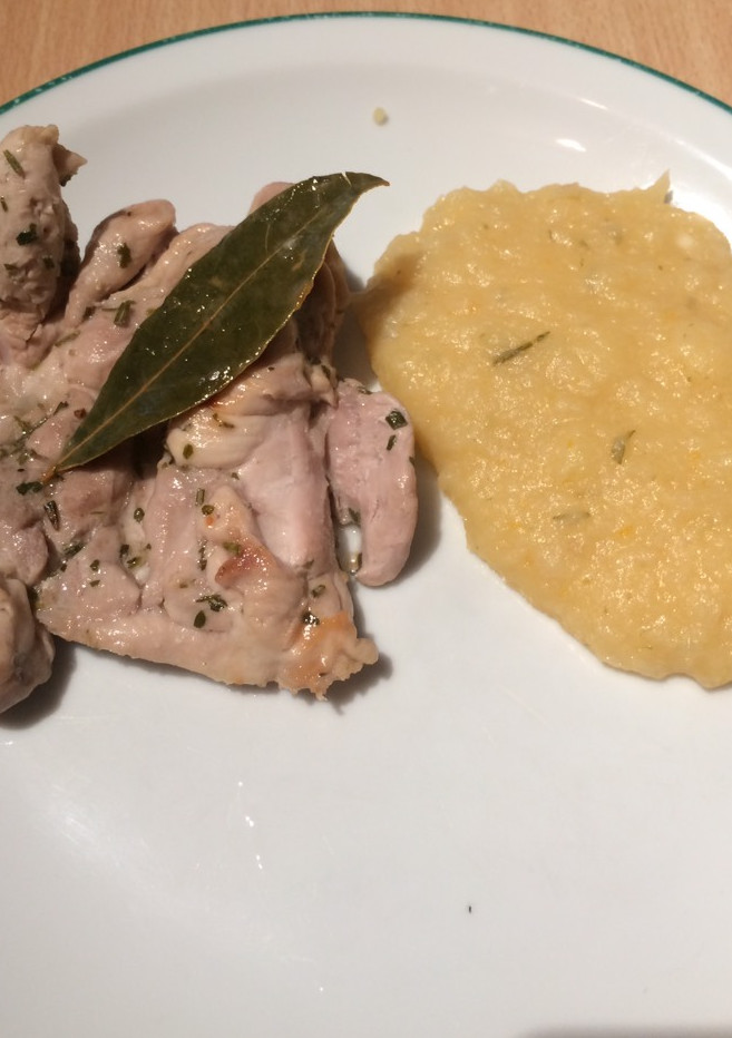 Una foto de Churrasquito de pollo con romero y laurel con guarnición de puré de repollo
