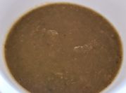 Una foto de sopa de tomate acelgas