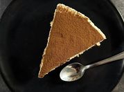 Una foto di torta tiramisù con savoiardi