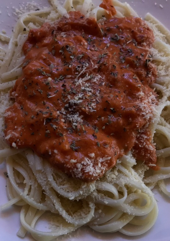 Una foto de Pasta con salsa de tomates y queso
