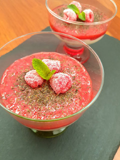 Una foto de Copas de mascarpone con frambuesas y té matcha