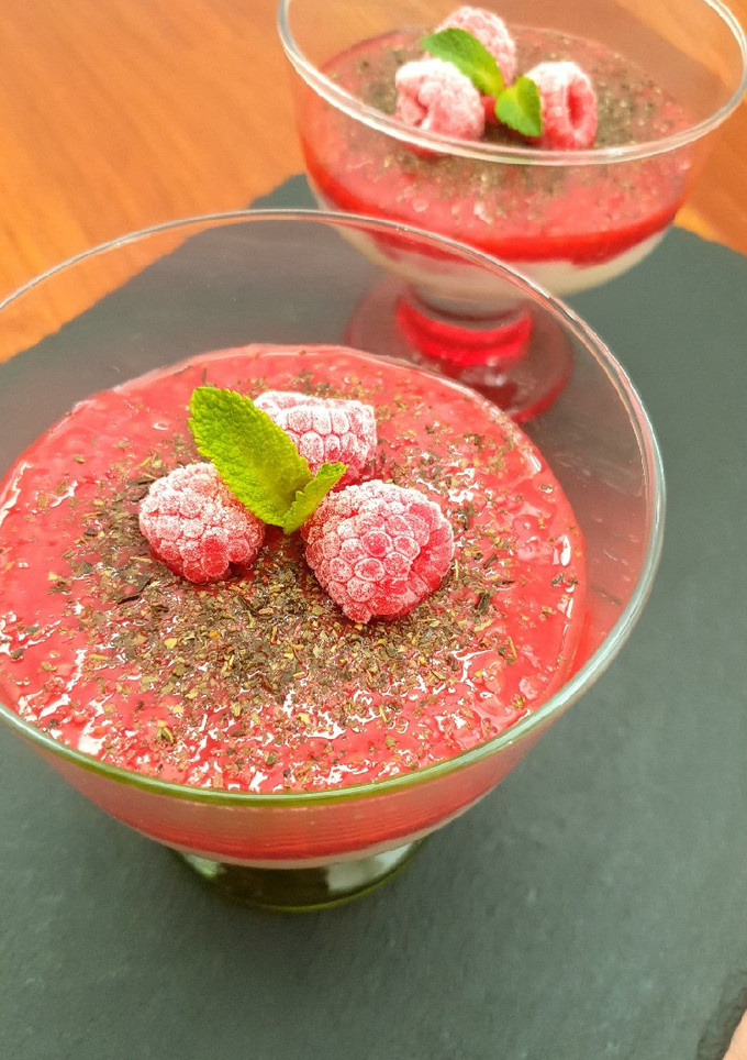 Una foto de Copas de mascarpone con frambuesas y té matcha