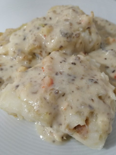 Una foto de Merluza con crema de gambas