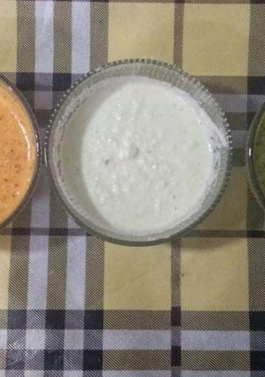 A picture of Tri colour coconut chutney.