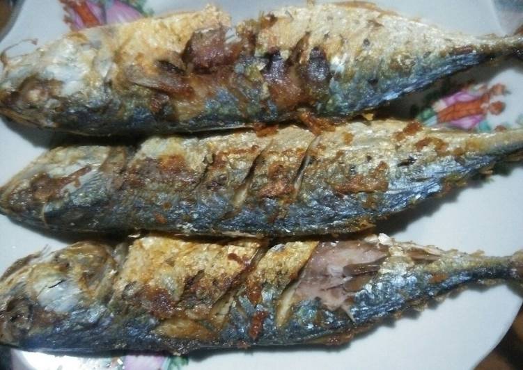 Bagaimana Menyiapkan Ikan kembung goreng Bikin Ngiler
