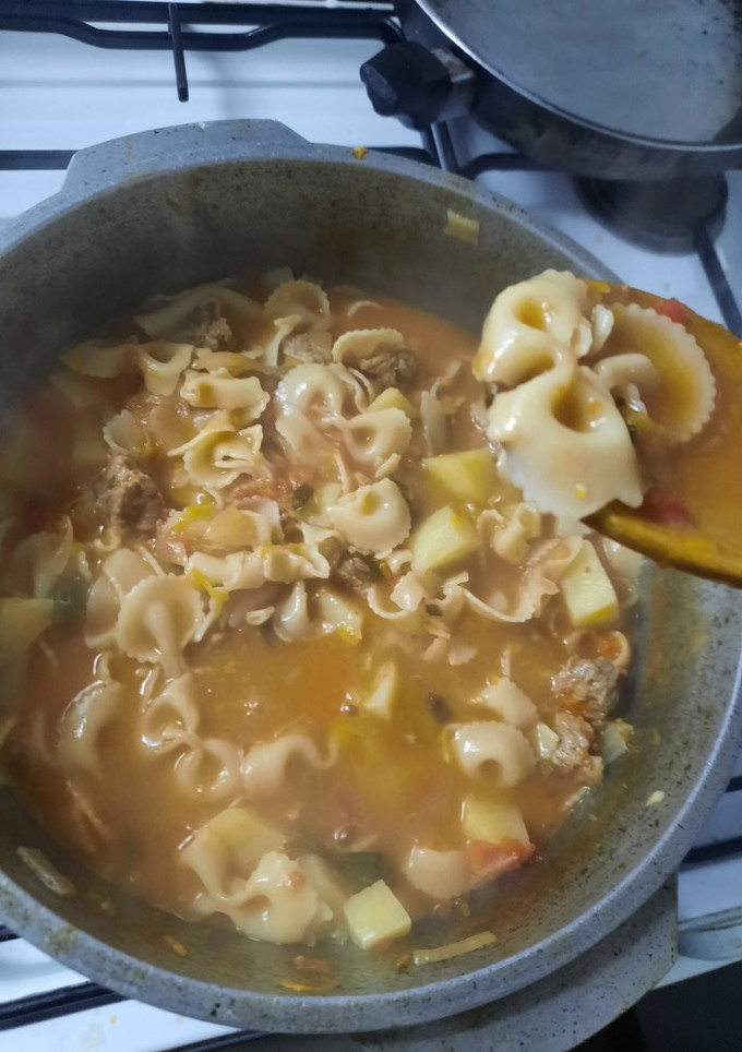 Una foto de Guiso de fideos moñito
