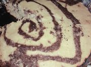 Una foto de bizcochuelo marmolado con chocolatada tody
