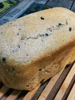 Una foto de Pan integral 50% con olivas negras