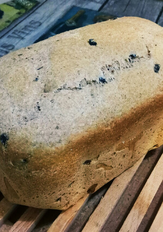 Una foto de Pan integral 50% con olivas negras
