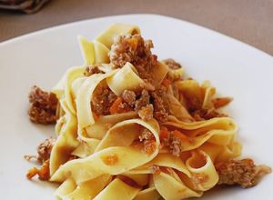 Foto di Pappardelle all uovo con ragù bianco