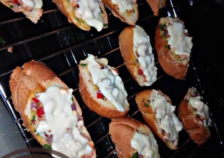 Pizza style mini chicken baguette