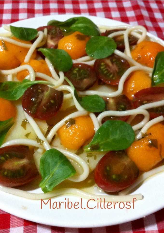 Una foto de Ensalada de nísperos, pasta, patata y más