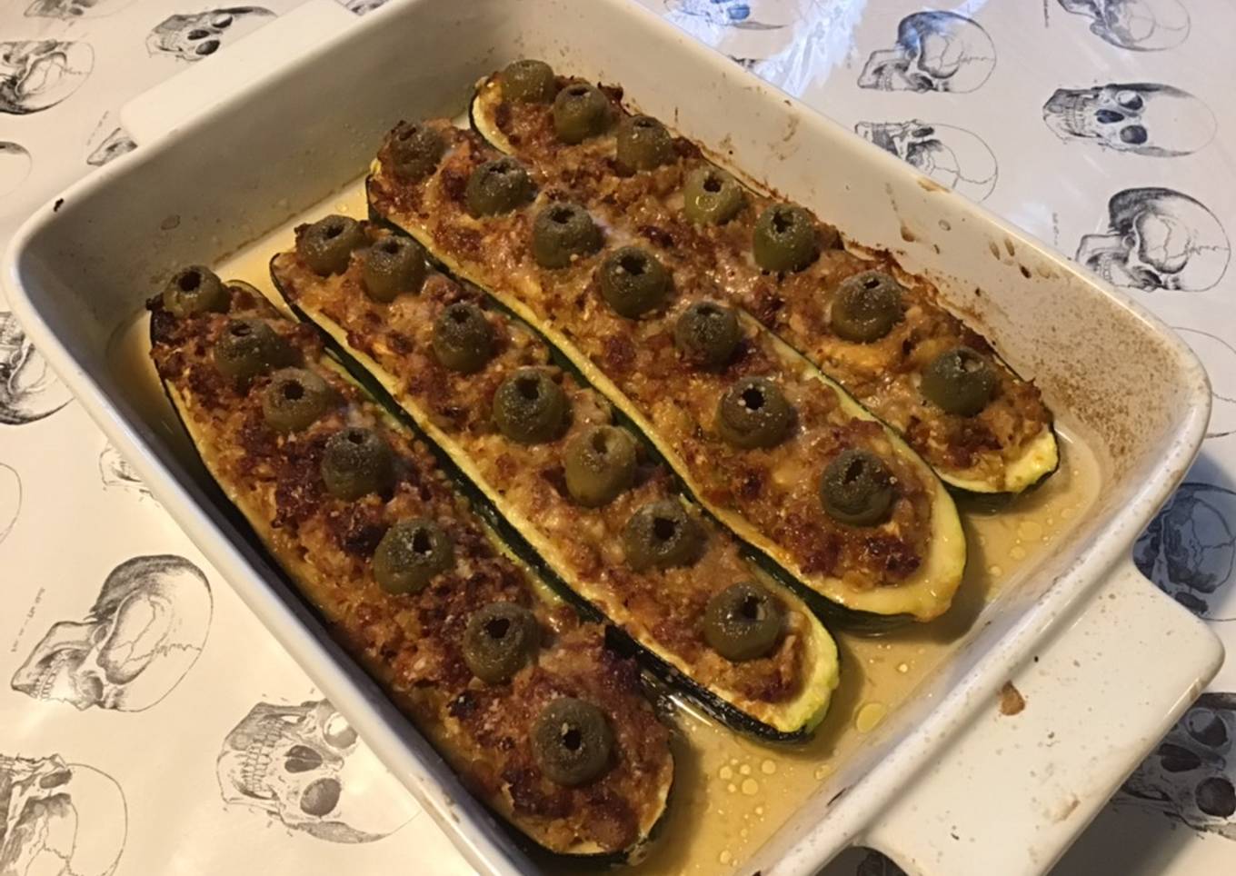 Courgettes farcies tomates, olives, ail et persil