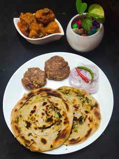 গার্লিক লাচ্ছা পরোটা (Garlic laccha paratha recipe in Bengali) রেসিপির প্রধান ছবি