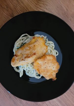 Párizsi csirkemell friss spenótos, kéksajtos spagettivel recept fotója