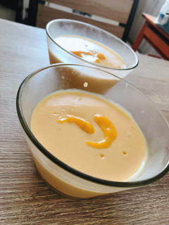 Una foto de Mousse de mango 🥭