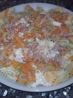 Una foto de Ensalada de pasta con hortalizas