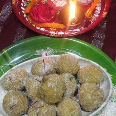 A picture of Rakhi Mawa coconut ladoo.