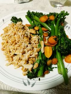 Una foto de Bimi con pollo en tiras