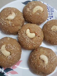 ચુરમાના લાડુ(churma ladu ઈન Gujarati) રેસીપી મુખ્ય ફોટો
