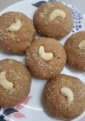 ચુરમાના લાડુ(churma ladu ઈન Gujarati) રેસીપી મુખ્ય ફોટો