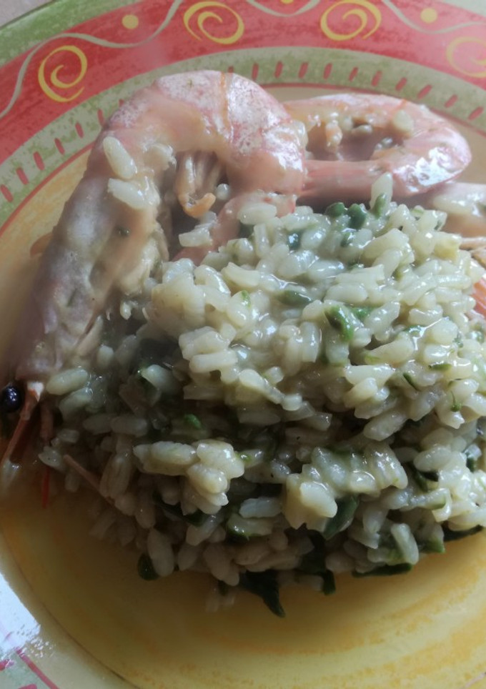 Foto di Riso con asparagi selvaggi e gamberi