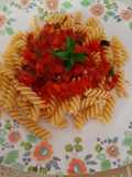Pasta con tomate y albahaca