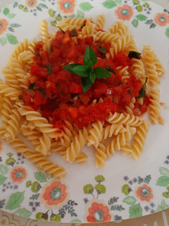 Una foto de Pasta con tomate y albahaca