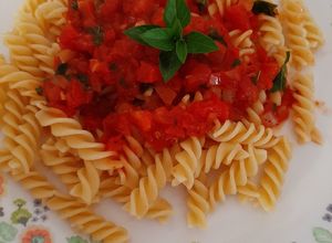 Una foto de Pasta con tomate y albahaca