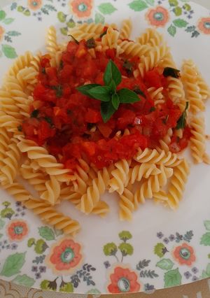 Una foto de Pasta con tomate y albahaca