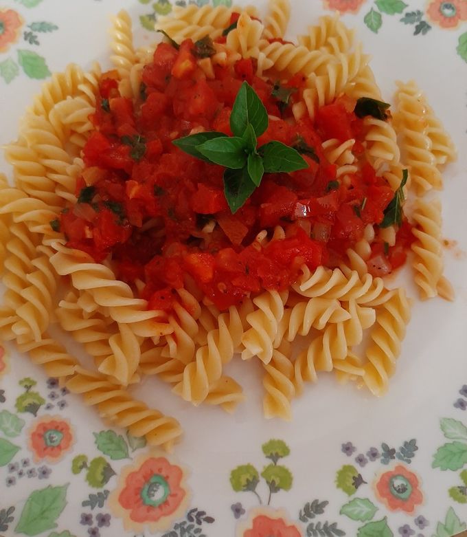 Una foto de Pasta con tomate y albahaca