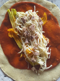Una foto de Empanadas de cerdo con flor de calabaza