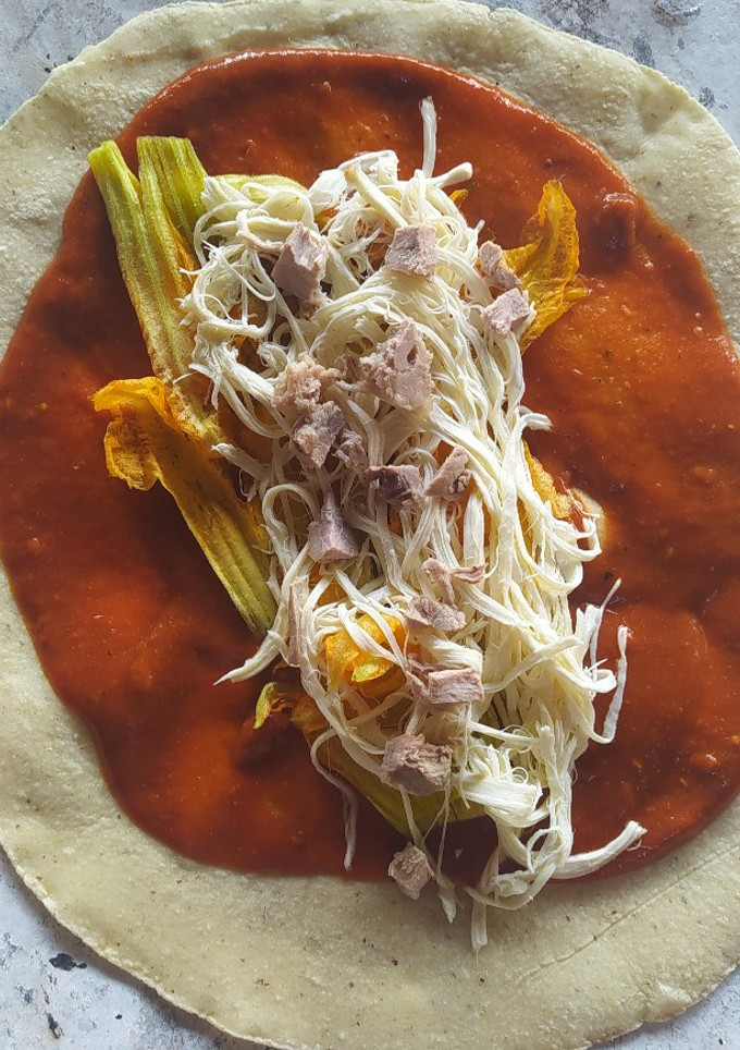 Una foto de Empanadas de cerdo con flor de calabaza